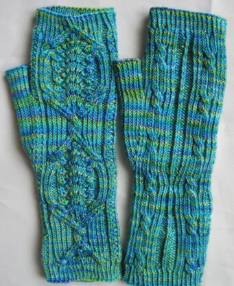 Kando Cabled Fingerless Mitts