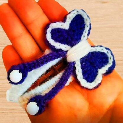 A crochet bow hair clip