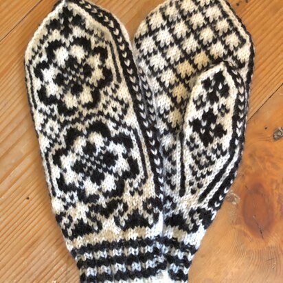 Blossoms Selbu Mittens