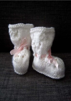 Baby Butterfly Bonnet & Booties Set (4-ply)