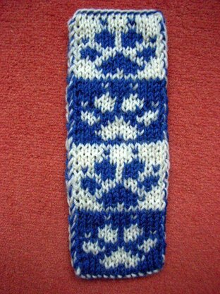 Double knitting dog paw bookscarf