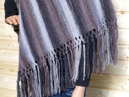 Trendy poncho with fringes