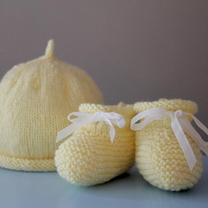 Roll Top Baby Booties and Beanie