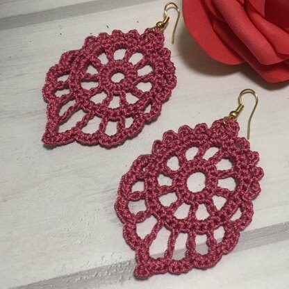 85. Pink openwork earrings