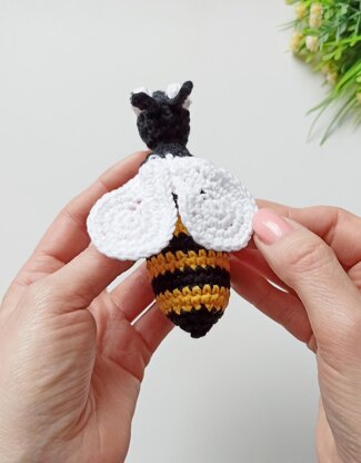 Mini crochet bee amigurumi pattern, easy crochet pattern