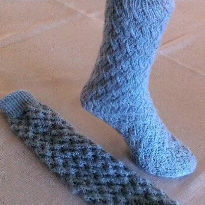 EZ Ladies Lacy Zig Zag Tube Socks - knitting pattern