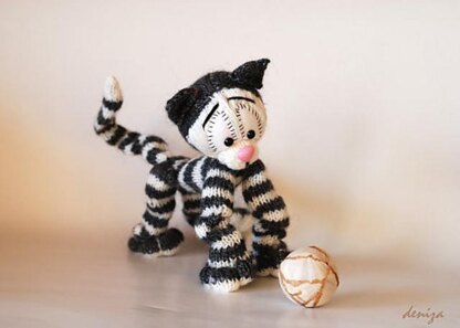 Playful Tabby cat ( a wire skeleton inside) - knitting pattern (knitted round)