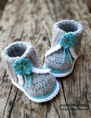 Baby bootie with split cuff and flower detail