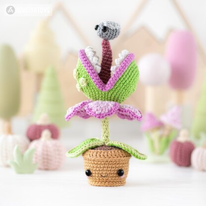 Midnight Swamp from “Mini Kingdom” collection / halloween crochet patterns by AradiyaToys (Amigurumi tutorial PDF file), crochet witch, amigurumi frog, crochet venus fly trap, amigurumi cauldron