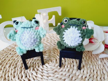 Crochet Frog Pattern , Pocket Size, Crochet Pattern Mini Frog Plushie, Bag Charm, Car Decor, Keychain pattern