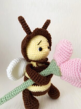 Bee amigurumi with flower