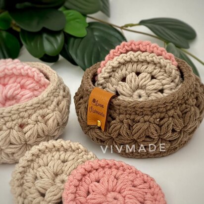 Face scrubbies with basket