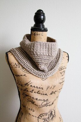 Spider Stitch Trimmed Cowl