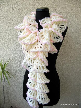 Chunky Crochet Ruffle Scarf "Winter Honeymoon"