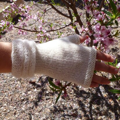 Powdered Sugar Fingerless Gloves