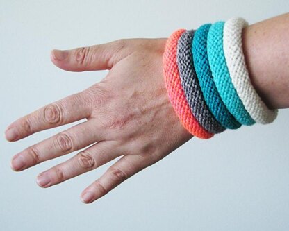 Easy knitted bangle