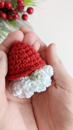 Christmas gnome ornament easy crochet pattern