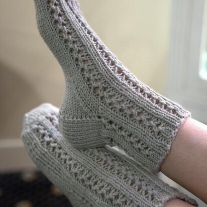 Lace Bed Socks in Plymouth Yarn Arequipa Worsted - F651 - Downloadable PDF