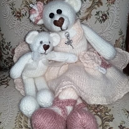Gracie Bear & Lil Evie - knitting pattern