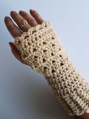 Shells fingerless gloves