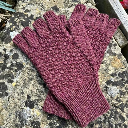 1942 Fingerless Women's Gloves Knitting Pattern - Vintage Knitting Pattern