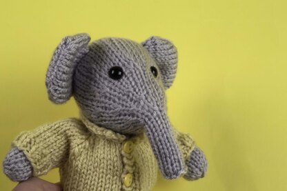 Elephant Deramores Studio DK in Deramores - Downloadable PDF