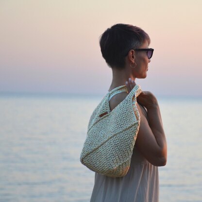 Diagonal raffia shopping bag