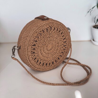 Round bag with raffia yarn