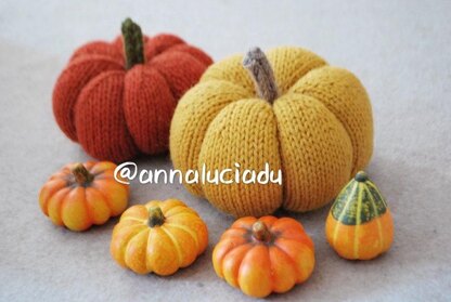 Knitting pumpkin in 3 different sizes