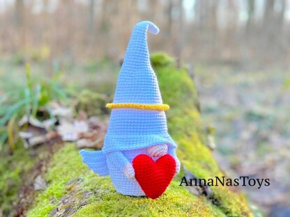 Gnome angel with heart