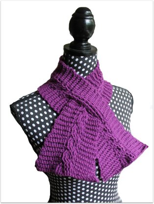 Cable Keyhole Scarf