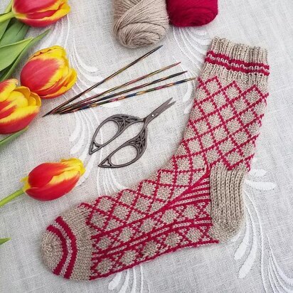 Sporty Diamond Socks - knitting pattern