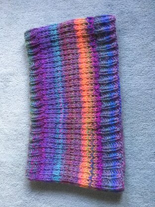 Colourful warm cowl