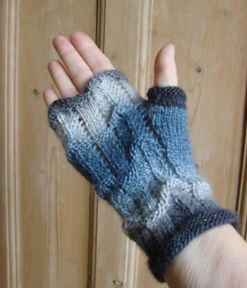 Lacy wavy fingerless mitts