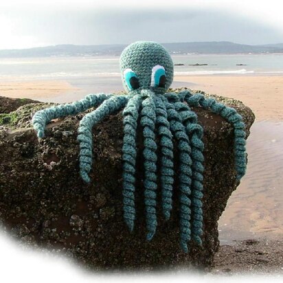 OCTAVIUS OCTOPUS toy crochet pattern by Georgina Manvell