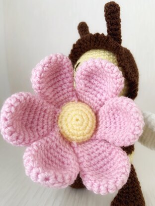 Bee amigurumi with flower