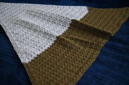 Cluster V stitch triangular shawl