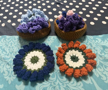 Crochet flowers coasters and pot #1