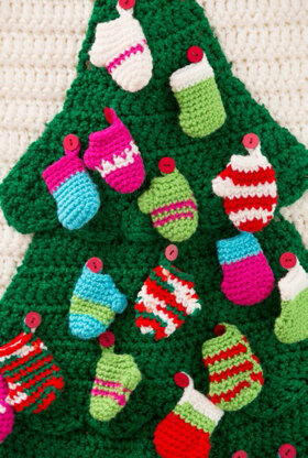 Christmas Tree Wall Hanging in Red Heart Super Saver Economy Solids, Prints and Holiday - LW4836 - Downloadable PDF