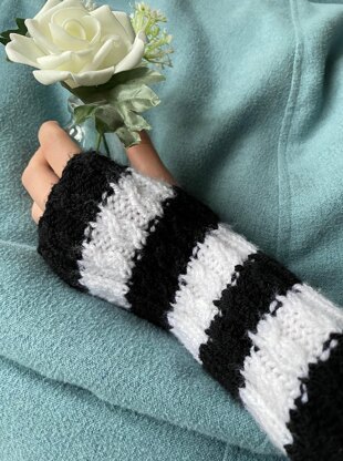 Humbug cabled wrist warmers