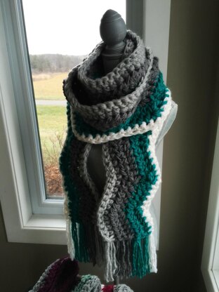 Bulky & Wavy Fringed Scarf