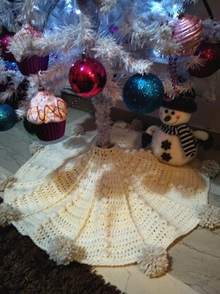 Snowy Christmas Tree Skirt