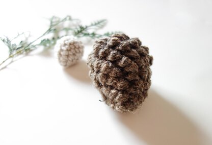 028-Decorative Pinecone