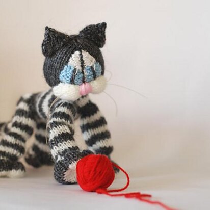 Playful Blue eyes Tabby cat ( a wire skeleton inside) - knitting pattern (knitted round)