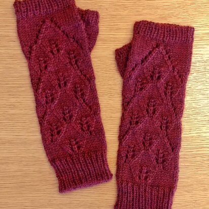 Larisa - leaf motif fingerless mittens