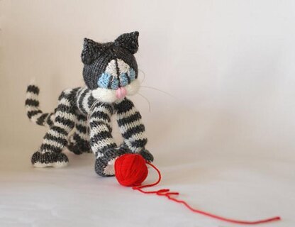 Playful Blue eyes Tabby cat ( a wire skeleton inside) - knitting pattern (knitted round)