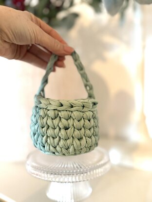 Little Organizing Basket with T-shirt yarn