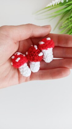 Mushroom keychain free crochet pattern, amigurumi mushroom crochet ornament