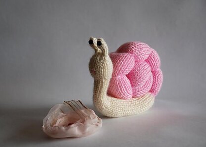 Romantic Pink Snail - knitting pattern (knitted round)