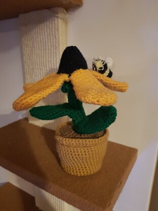 Crochet flower and bee